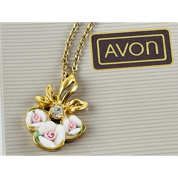 Avon Necklace Gold Tone Pink Porcelain Roses Rhinestone Pendant Chain Green Leaf - Picture 1 of 15